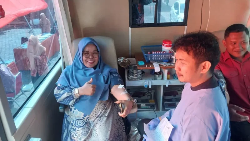 DWP Disdikbud Padang menggelar aksi donor darah di halaman Kantor Disdikbud Padang, Jumat (29/8/2025). (Foto: Diskominfo Padang)