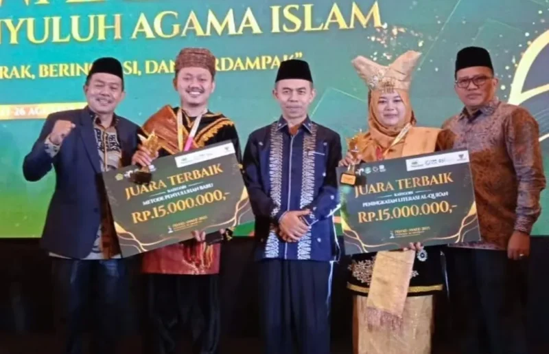 Dua Penyuluh Agama Islam Sumbar berhasil meraih juara terbaik nasional di ajang Penais Award 2025, Senin (25/8). (Foto: Kemenag Sumbar)