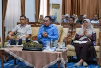 Bupati Eka Putra memaparkan RPJMD Kabupaten Tanah Datar Tahun 2025–2030 kepada jaringan Minang Diaspora secara daring di Gedung Indo Jalito, Batusangkar, Sabtu (2/8/2025). (Foto: Prokopim Tanah Datar)