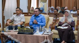 Bupati Eka Putra memaparkan RPJMD Kabupaten Tanah Datar Tahun 2025–2030 kepada jaringan Minang Diaspora secara daring di Gedung Indo Jalito, Batusangkar, Sabtu (2/8/2025). (Foto: Prokopim Tanah Datar)