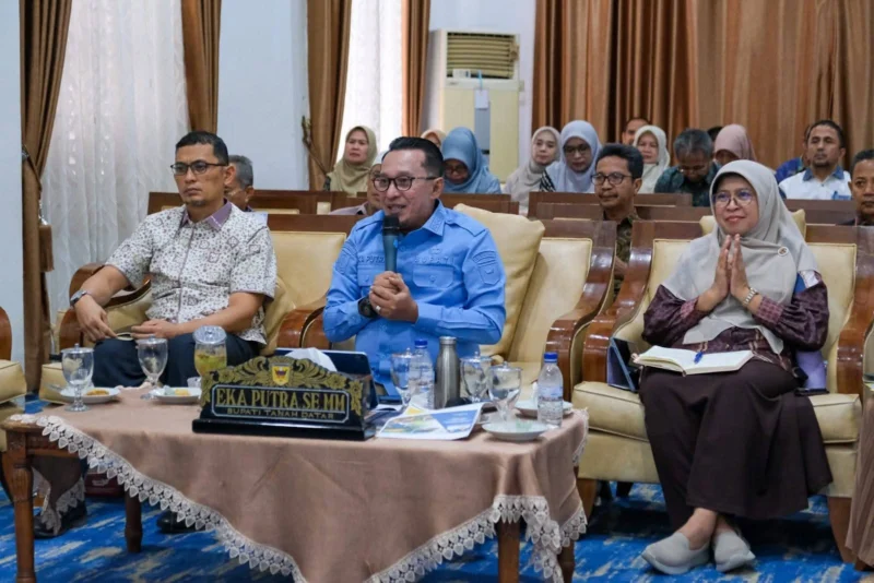 Bupati Eka Putra memaparkan RPJMD Kabupaten Tanah Datar Tahun 2025–2030 kepada jaringan Minang Diaspora secara daring di Gedung Indo Jalito, Batusangkar, Sabtu (2/8/2025). (Foto: Prokopim Tanah Datar)