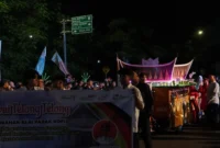 Miniatur Masjid Raya Sumbar hasil karya pemuda Alai Parak Kopi ikut memeriahkan Pawai Telong-Telong HJK Padang ke-356 di Jalan Bagindo Aziz Chan, Rabu malam (6/8/2025). (Foto: Diskominfo Padang)