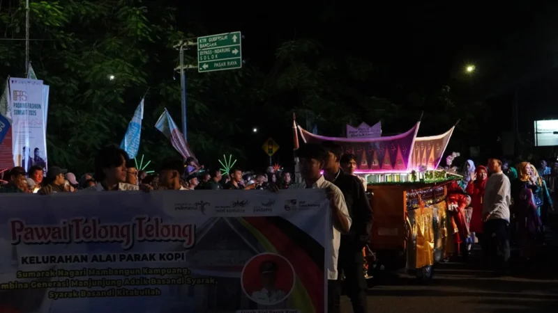 Miniatur Masjid Raya Sumbar hasil karya pemuda Alai Parak Kopi ikut memeriahkan Pawai Telong-Telong HJK Padang ke-356 di Jalan Bagindo Aziz Chan, Rabu malam (6/8/2025). (Foto: Diskominfo Padang)