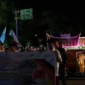 Miniatur Masjid Raya Sumbar hasil karya pemuda Alai Parak Kopi ikut memeriahkan Pawai Telong-Telong HJK Padang ke-356 di Jalan Bagindo Aziz Chan, Rabu malam (6/8/2025). (Foto: Diskominfo Padang)