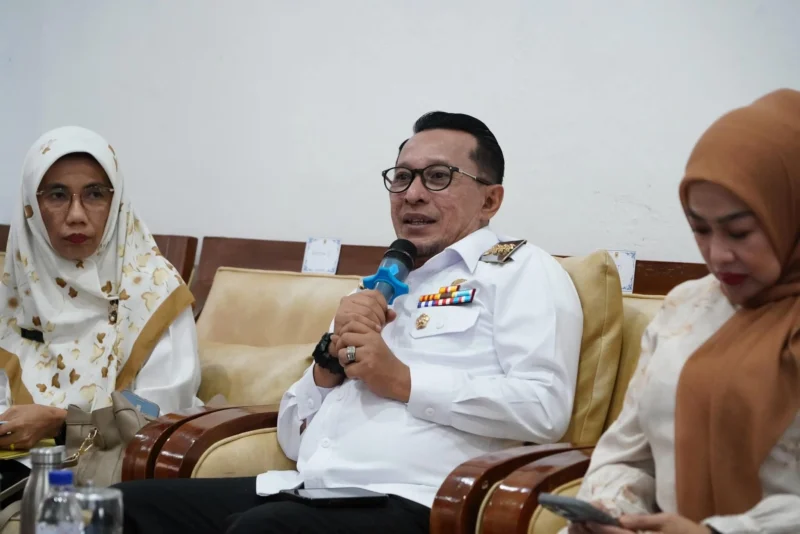 Bupati Tanah Datar Eka Putra saat audiensi dan diskusi bersama Komunitas Lentera Tanah Datar di Gedung Indo Jolito, Batusangkar, Rabu (6/8/2025). (Foto: Prokopim Tanah Datar)