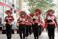 Peserta unjuk kreativitas dalam Lomba Gerak Jalan Kreasi antar nagari yang digelar di depan Kantor Bupati Solsel, Kamis (7/8/2025). (Foto: Humas Pemkab Solsel)