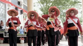Peserta unjuk kreativitas dalam Lomba Gerak Jalan Kreasi antar nagari yang digelar di depan Kantor Bupati Solsel, Kamis (7/8/2025). (Foto: Humas Pemkab Solsel)