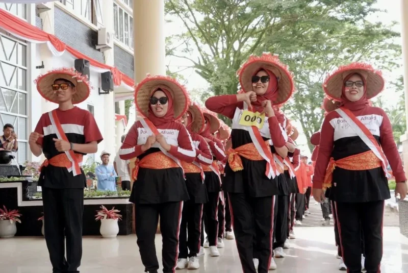 Peserta unjuk kreativitas dalam Lomba Gerak Jalan Kreasi antar nagari yang digelar di depan Kantor Bupati Solsel, Kamis (7/8/2025). (Foto: Humas Pemkab Solsel)