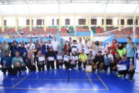 Wakil Wali Kota Solok, H. Suryadi Nurdal menutup rangkaian lomba olahraga antar-OPD se-Kota Solok di GOR Alimin Sinapa, Kamis (14/8/2025). (Foto: Prokopim Kota Solok)