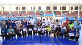 Wakil Wali Kota Solok, H. Suryadi Nurdal menutup rangkaian lomba olahraga antar-OPD se-Kota Solok di GOR Alimin Sinapa, Kamis (14/8/2025). (Foto: Prokopim Kota Solok)