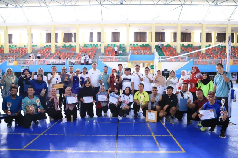 Wakil Wali Kota Solok, H. Suryadi Nurdal menutup rangkaian lomba olahraga antar-OPD se-Kota Solok di GOR Alimin Sinapa, Kamis (14/8/2025). (Foto: Prokopim Kota Solok)