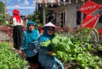Ketua TP-PKK Pasbar, Ny. Sifrowati Yulianto bersama tim melakukan penilaian kelompok Dasawisma di Nagari Lingkuang Aua Bandarajo, Kecamatan Pasaman, Rabu (13/8). (Foto: Diskominfo Pasbar)