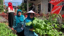 Ketua TP-PKK Pasbar, Ny. Sifrowati Yulianto bersama tim melakukan penilaian kelompok Dasawisma di Nagari Lingkuang Aua Bandarajo, Kecamatan Pasaman, Rabu (13/8). (Foto: Diskominfo Pasbar)