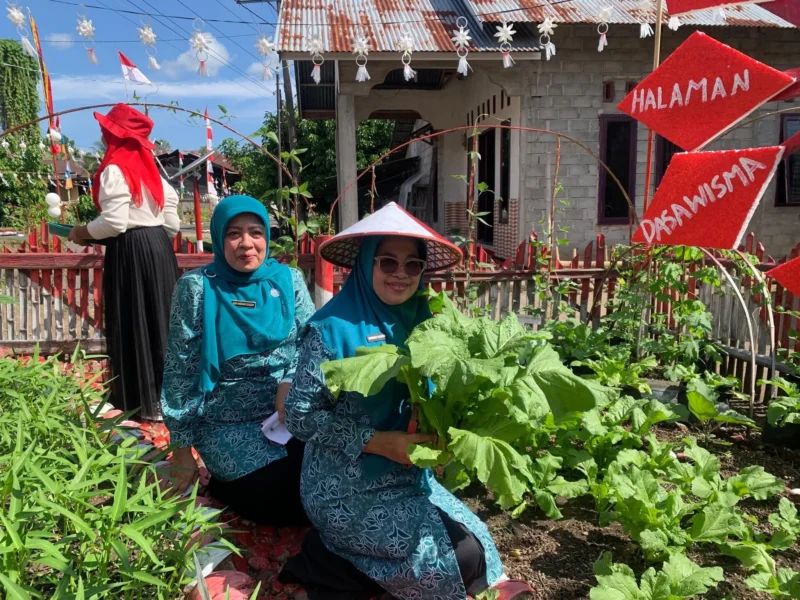Ketua TP-PKK Pasbar, Ny. Sifrowati Yulianto bersama tim melakukan penilaian kelompok Dasawisma di Nagari Lingkuang Aua Bandarajo, Kecamatan Pasaman, Rabu (13/8). (Foto: Diskominfo Pasbar)