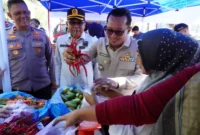 Bupati Eka Putra meninjau Gerakan Pangan Murah yang digelar Polres Tanah Datar bekerja sama dengan Perum Bulog di depan Lapangan Cindua Mato, Kamis (14/8/2025). (Foto: Prokopim Tanah Datar)
