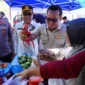 Bupati Eka Putra meninjau Gerakan Pangan Murah yang digelar Polres Tanah Datar bekerja sama dengan Perum Bulog di depan Lapangan Cindua Mato, Kamis (14/8/2025). (Foto: Prokopim Tanah Datar)