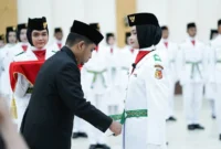 Wali Kota Solok, Dr. H. Ramadhani Kirana Putra, mengukuhkan anggota Paskibra Kota Solok tahun 2025 di Gedung Kubuang Tigo Baleh, Jumat (15/8/2025). (Foto: Prokopim Kota Solok)