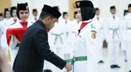 Wali Kota Solok, Dr. H. Ramadhani Kirana Putra, mengukuhkan anggota Paskibra Kota Solok tahun 2025 di Gedung Kubuang Tigo Baleh, Jumat (15/8/2025). (Foto: Prokopim Kota Solok)