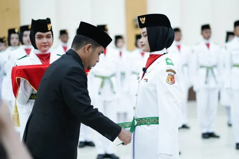 Wali Kota Solok, Dr. H. Ramadhani Kirana Putra, mengukuhkan anggota Paskibra Kota Solok tahun 2025 di Gedung Kubuang Tigo Baleh, Jumat (15/8/2025). (Foto: Prokopim Kota Solok)