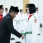 Wali Kota Solok, Dr. H. Ramadhani Kirana Putra, mengukuhkan anggota Paskibra Kota Solok tahun 2025 di Gedung Kubuang Tigo Baleh, Jumat (15/8/2025). (Foto: Prokopim Kota Solok)