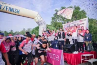 Bupati Dharmasraya Annisa Suci melepas peserta Dharmasraya 5K Fun Run 2025 di RTH Simpang Silago, Sabtu (16/8/2025). (Foto: Pemkab Dharmasraya)