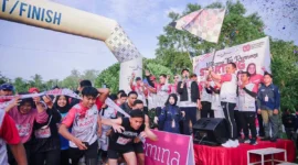 Bupati Dharmasraya Annisa Suci melepas peserta Dharmasraya 5K Fun Run 2025 di RTH Simpang Silago, Sabtu (16/8/2025). (Foto: Pemkab Dharmasraya)