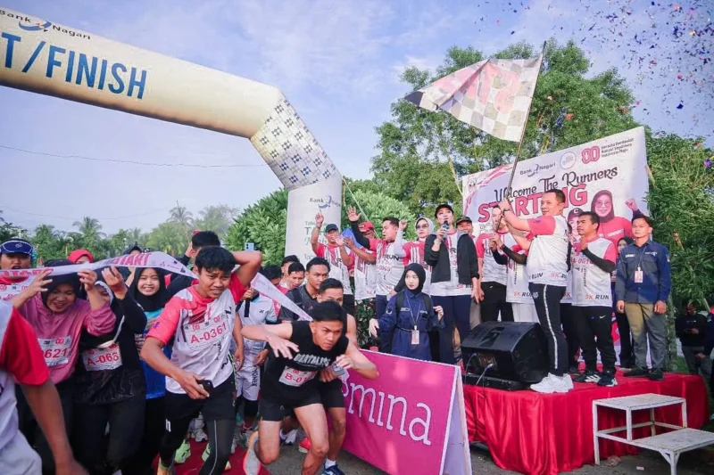 Bupati Dharmasraya Annisa Suci melepas peserta Dharmasraya 5K Fun Run 2025 di RTH Simpang Silago, Sabtu (16/8/2025). (Foto: Pemkab Dharmasraya)