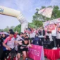 Bupati Dharmasraya Annisa Suci melepas peserta Dharmasraya 5K Fun Run 2025 di RTH Simpang Silago, Sabtu (16/8/2025). (Foto: Pemkab Dharmasraya)