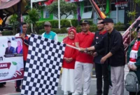 Wakil Wali Kota Padang Panjang Allex Saputra didampingi Kepala Kantor Kemenag, Mukhlis M melepas peserta Jalan Sehat Kerukunan, Sabtu (16/8/2025). (Foto: Kominfo Padang Panjang)