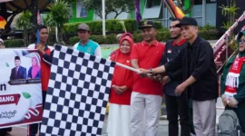 Wakil Wali Kota Padang Panjang Allex Saputra didampingi Kepala Kantor Kemenag, Mukhlis M melepas peserta Jalan Sehat Kerukunan, Sabtu (16/8/2025). (Foto: Kominfo Padang Panjang)