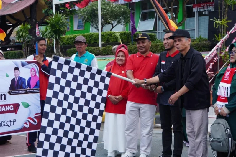 Wakil Wali Kota Padang Panjang Allex Saputra didampingi Kepala Kantor Kemenag, Mukhlis M melepas peserta Jalan Sehat Kerukunan, Sabtu (16/8/2025). (Foto: Kominfo Padang Panjang)