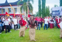 Bupati Dharmasraya Annisa Suci Ramadhani ikut ambil bagian dalam lomba, Sabtu (16/8/2025). (Foto: Pemkab Dharmasraya)