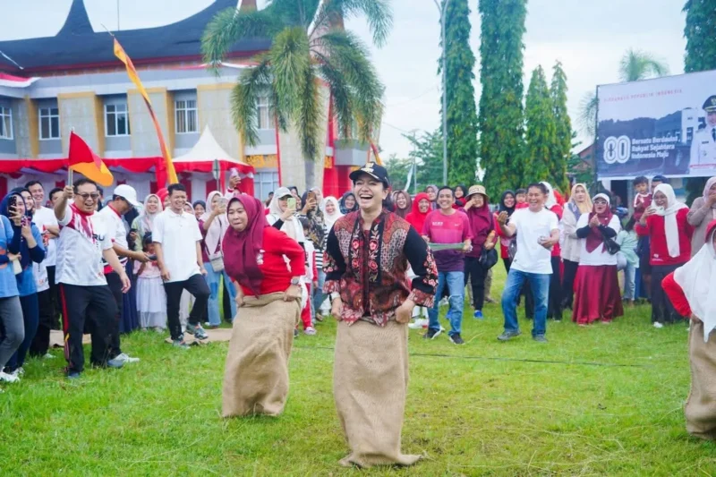 Bupati Dharmasraya Annisa Suci Ramadhani ikut ambil bagian dalam lomba, Sabtu (16/8/2025). (Foto: Pemkab Dharmasraya)