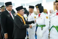 Bupati Tanah Datar Eka Putra menyalami anggota Paskibraka usai pengukuhan di Gedung Nasional Maharajo Dirajo, Sabtu (16/8/2025). (Foto: Prokopim Tanah Datar)