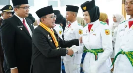 Bupati Tanah Datar Eka Putra menyalami anggota Paskibraka usai pengukuhan di Gedung Nasional Maharajo Dirajo, Sabtu (16/8/2025). (Foto: Prokopim Tanah Datar)