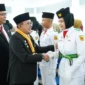 Bupati Tanah Datar Eka Putra menyalami anggota Paskibraka usai pengukuhan di Gedung Nasional Maharajo Dirajo, Sabtu (16/8/2025). (Foto: Prokopim Tanah Datar)