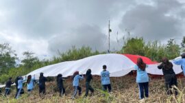 Sispala Boostra SMAN 2 Padang Panjang mengibarkan Bendera Merah Putih raksasa di Puncak Bukit Tui, Kelurahan Tanah Hitam, Kecamatan Padang Panjang Barat, Minggu (17/8/2025). (Foto: Kominfo Padang Panjang)