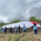Sispala Boostra SMAN 2 Padang Panjang mengibarkan Bendera Merah Putih raksasa di Puncak Bukit Tui, Kelurahan Tanah Hitam, Kecamatan Padang Panjang Barat, Minggu (17/8/2025). (Foto: Kominfo Padang Panjang)