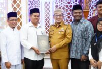 Bupati Tanah Datar, Eka Putra mengapresiasi pelaksanaan Mushaf Al Quran tulis tangan. (Foto: Prokopim Tanah Datar)