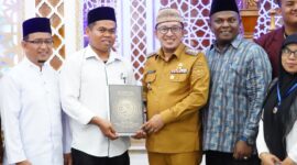 Bupati Tanah Datar, Eka Putra mengapresiasi pelaksanaan Mushaf Al Quran tulis tangan. (Foto: Prokopim Tanah Datar)