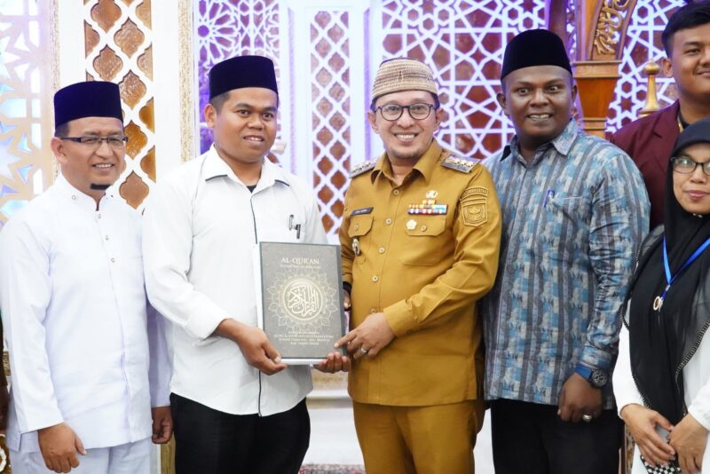 Bupati Tanah Datar, Eka Putra mengapresiasi pelaksanaan Mushaf Al Quran tulis tangan. (Foto: Prokopim Tanah Datar)