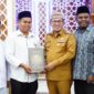 Bupati Tanah Datar, Eka Putra mengapresiasi pelaksanaan Mushaf Al Quran tulis tangan. (Foto: Prokopim Tanah Datar)
