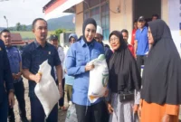 Anggota Komisi IV DPR RI, Cindy Monica Salsabila Setiawan menyalurkan bantuan beras kepada KPM di Kecamatan Talamau, Rabu (20/8). (Foto: Diskominfo Pasbar)