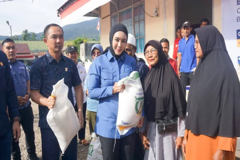 Anggota Komisi IV DPR RI, Cindy Monica Salsabila Setiawan menyalurkan bantuan beras kepada KPM di Kecamatan Talamau, Rabu (20/8). (Foto: Diskominfo Pasbar)