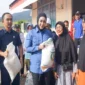 Anggota Komisi IV DPR RI, Cindy Monica Salsabila Setiawan menyalurkan bantuan beras kepada KPM di Kecamatan Talamau, Rabu (20/8). (Foto: Diskominfo Pasbar)