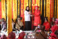 Wakil Bupati Dharmasraya, Leli Arni menyambut kedatangan rombongan Bundo Kandung Kelurahan Jati, Kota Padang, di Rumah Gadang Siguntur, Rabu (20/8/2025). (Foto: Pemkab Dharmasraya)