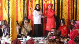 Wakil Bupati Dharmasraya, Leli Arni menyambut kedatangan rombongan Bundo Kandung Kelurahan Jati, Kota Padang, di Rumah Gadang Siguntur, Rabu (20/8/2025). (Foto: Pemkab Dharmasraya)