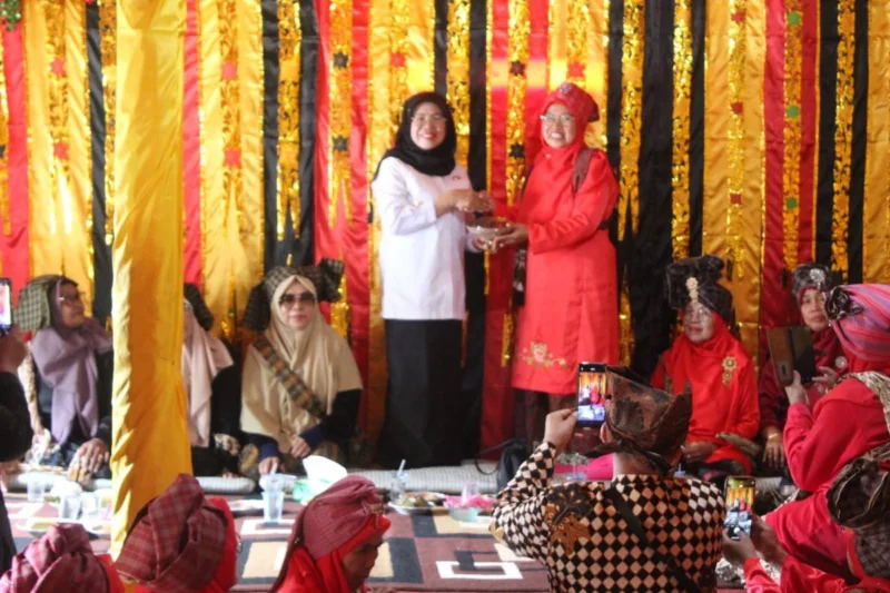 Wakil Bupati Dharmasraya, Leli Arni menyambut kedatangan rombongan Bundo Kandung Kelurahan Jati, Kota Padang, di Rumah Gadang Siguntur, Rabu (20/8/2025). (Foto: Pemkab Dharmasraya)