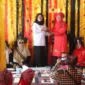 Wakil Bupati Dharmasraya, Leli Arni menyambut kedatangan rombongan Bundo Kandung Kelurahan Jati, Kota Padang, di Rumah Gadang Siguntur, Rabu (20/8/2025). (Foto: Pemkab Dharmasraya)