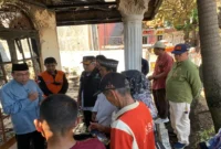 Wakil Wali Kota Padang Maigus Nasir bersama Kepala Dinas Damkar Budi Payan meninjau  lokasi kebakaran, Jumat (22/8/2025). (Foto: Diskominfo Padang)